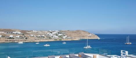 Una piscina al aire libre de temporada, cabañas de piscina gratuitas
