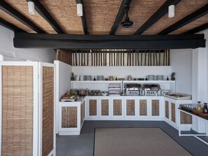 Une cuisine moderne dotée d’un îlot central intégré, de meubles blancs et d’une cloison décorée d’un motif en bambou.