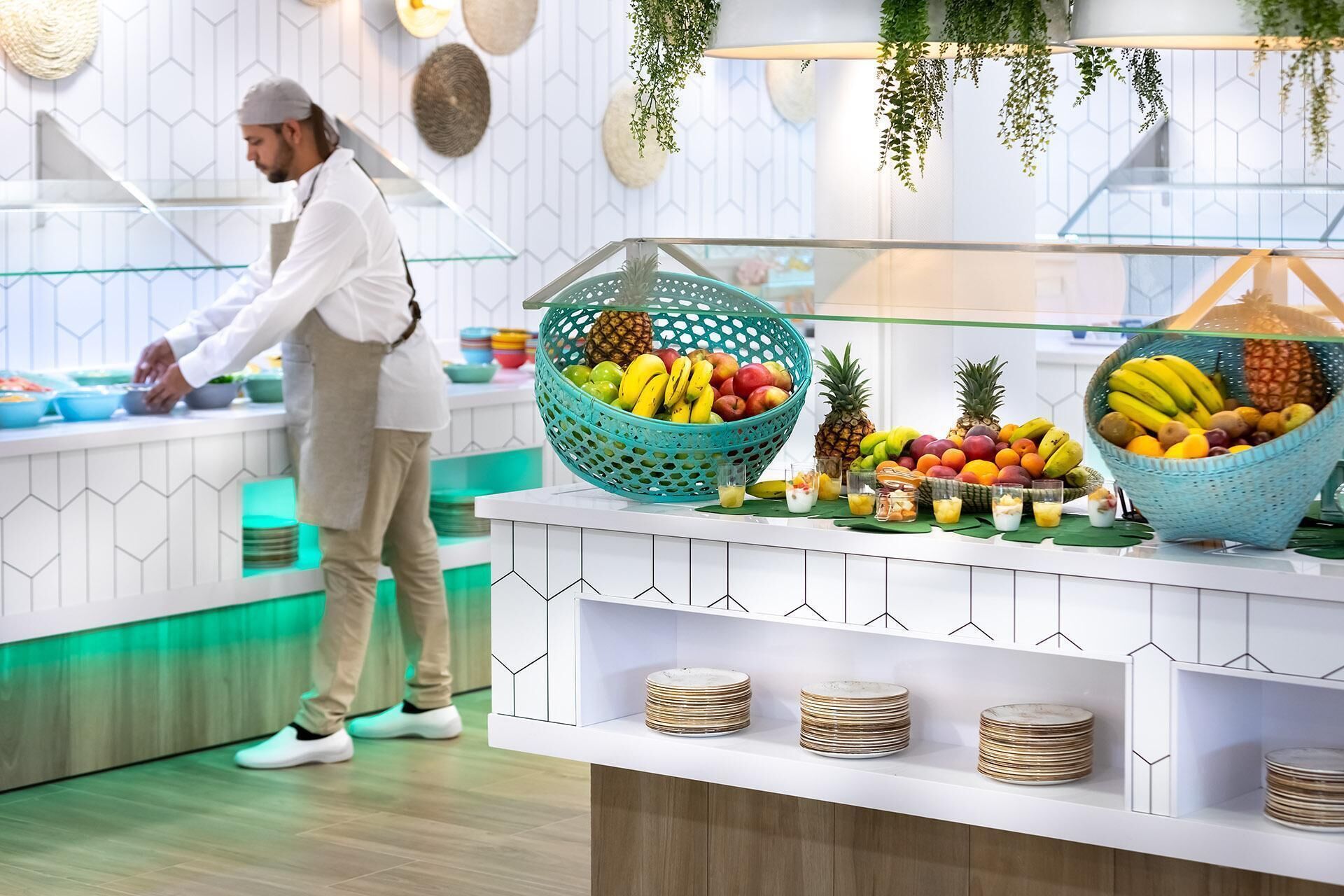 早餐，供應午餐和晚餐