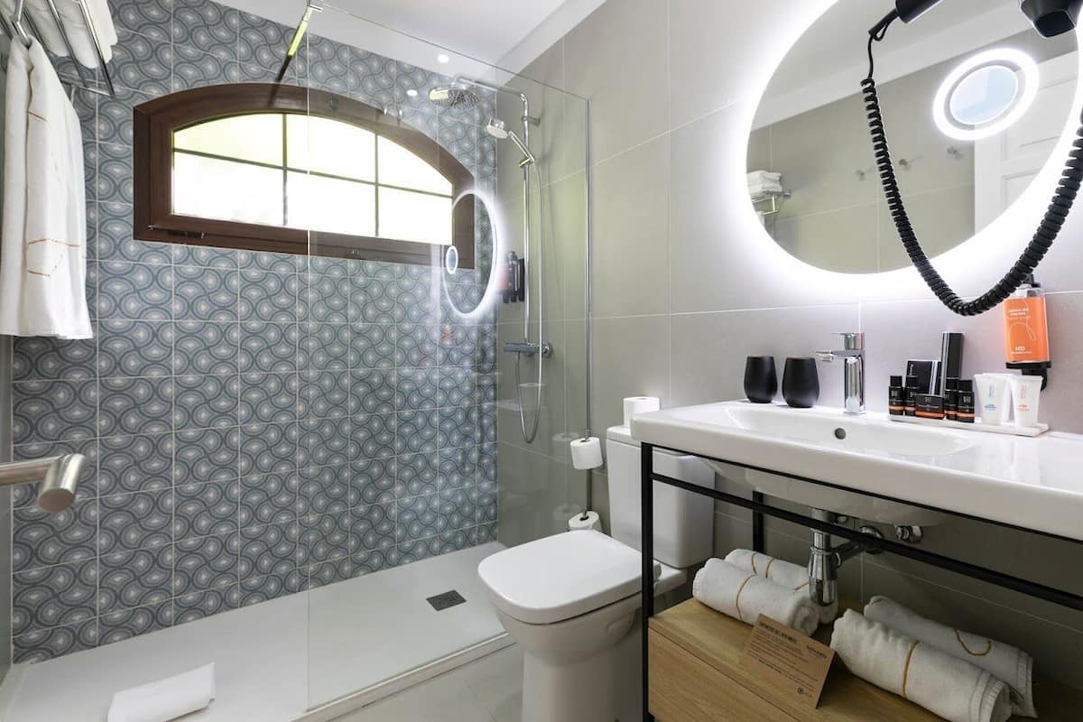 combined shower/bathtub, hair dryer, towels