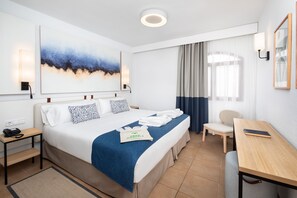 Caja fuerte, escritorio, cortinas opacas y tabla de planchar con plancha