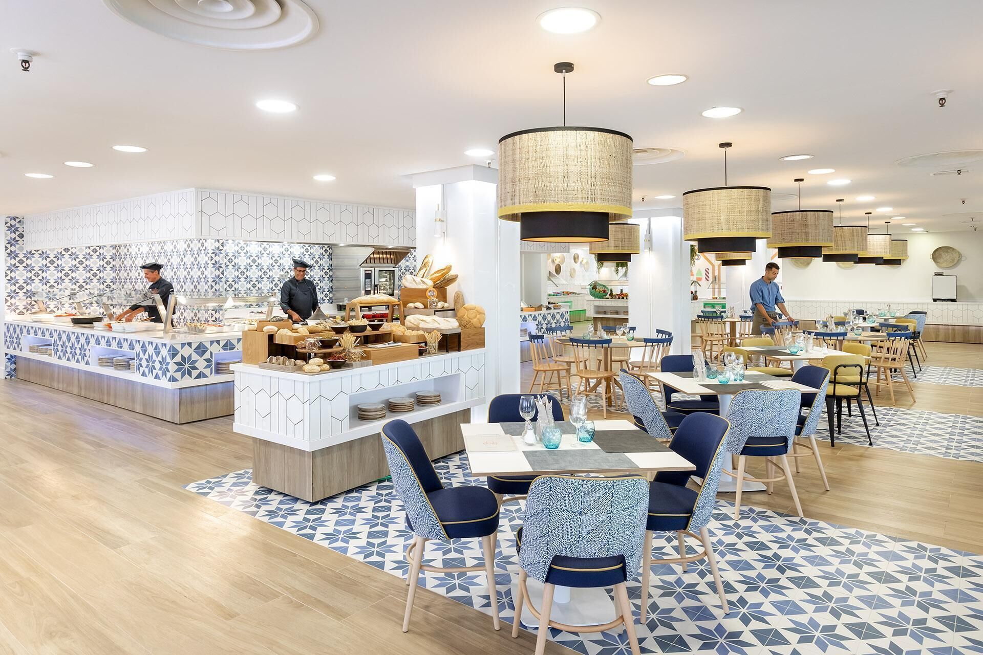 Serveert ontbijt, lunch en diner