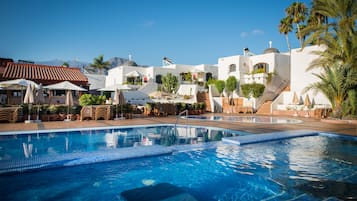 2 outdoor pools