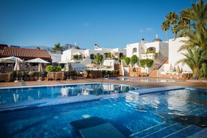 2 piscinas al aire libre