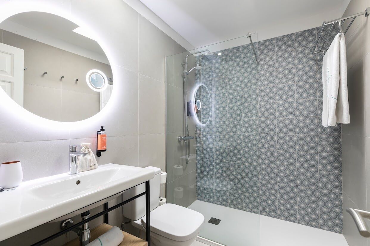 combined shower/bathtub, hair dryer, towels