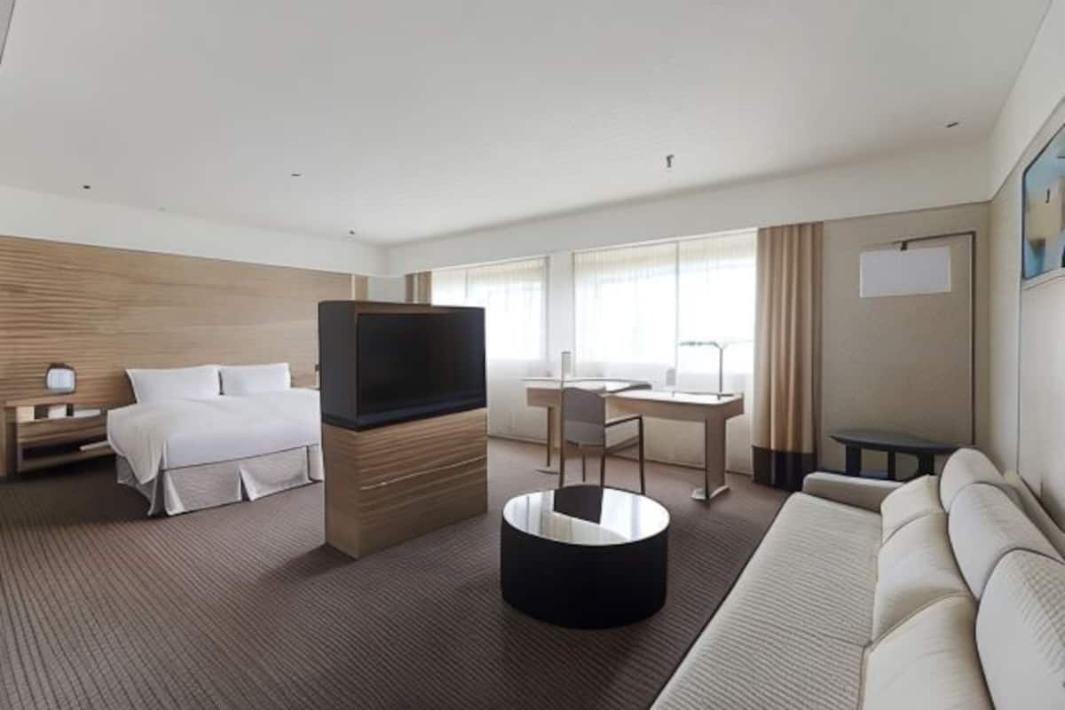 In-room safe, blackout drapes, soundproofing, bed sheets