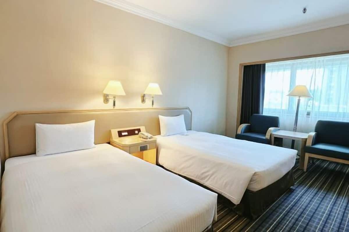 1 bedroom, in-room safe, blackout curtains, soundproofing