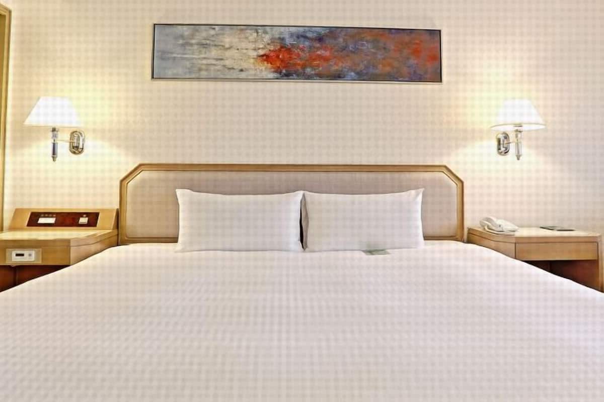 1 bedroom, in-room safe, blackout curtains, soundproofing