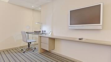 Executive Twin Room (with Extra Bed) | In-room safe, blackout drapes, soundproofing, bed sheets