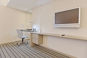 Executive Twin Room (with Extra Bed) | In-room safe, blackout drapes, soundproofing, bed sheets - Santos Hotel (Taipei)