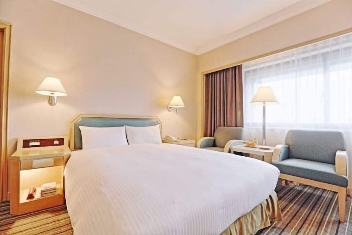 1 bedroom, in-room safe, blackout curtains, soundproofing