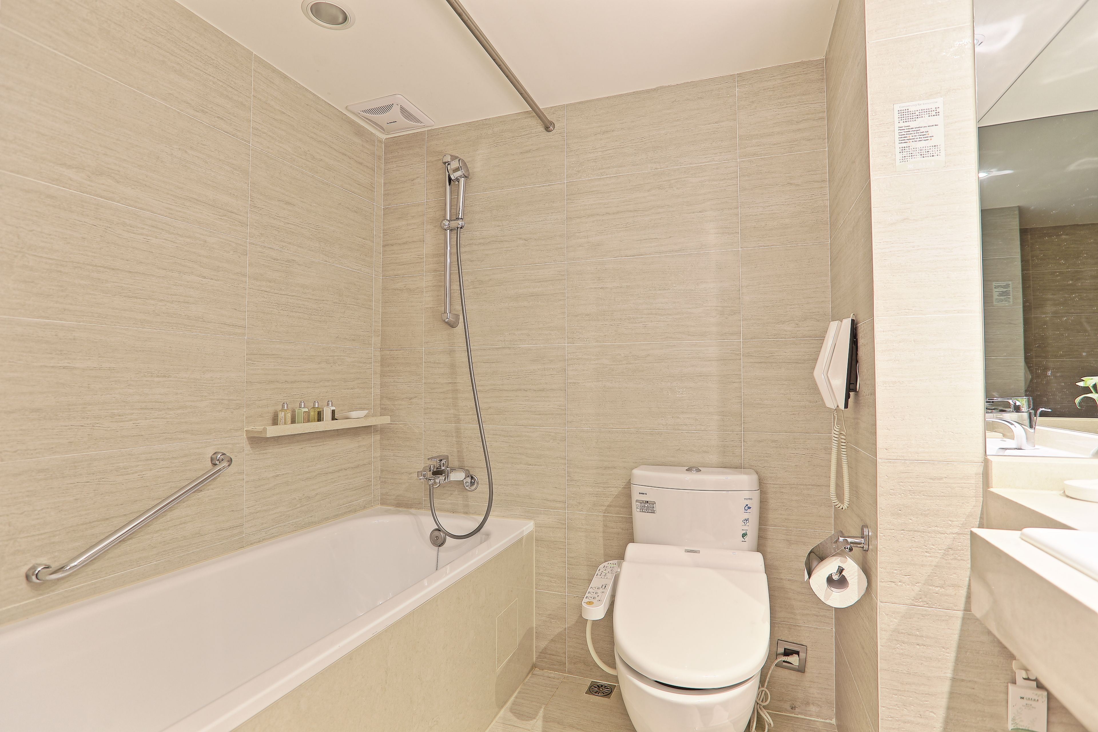 Un baño moderno con bañera, inodoro y ducha.
