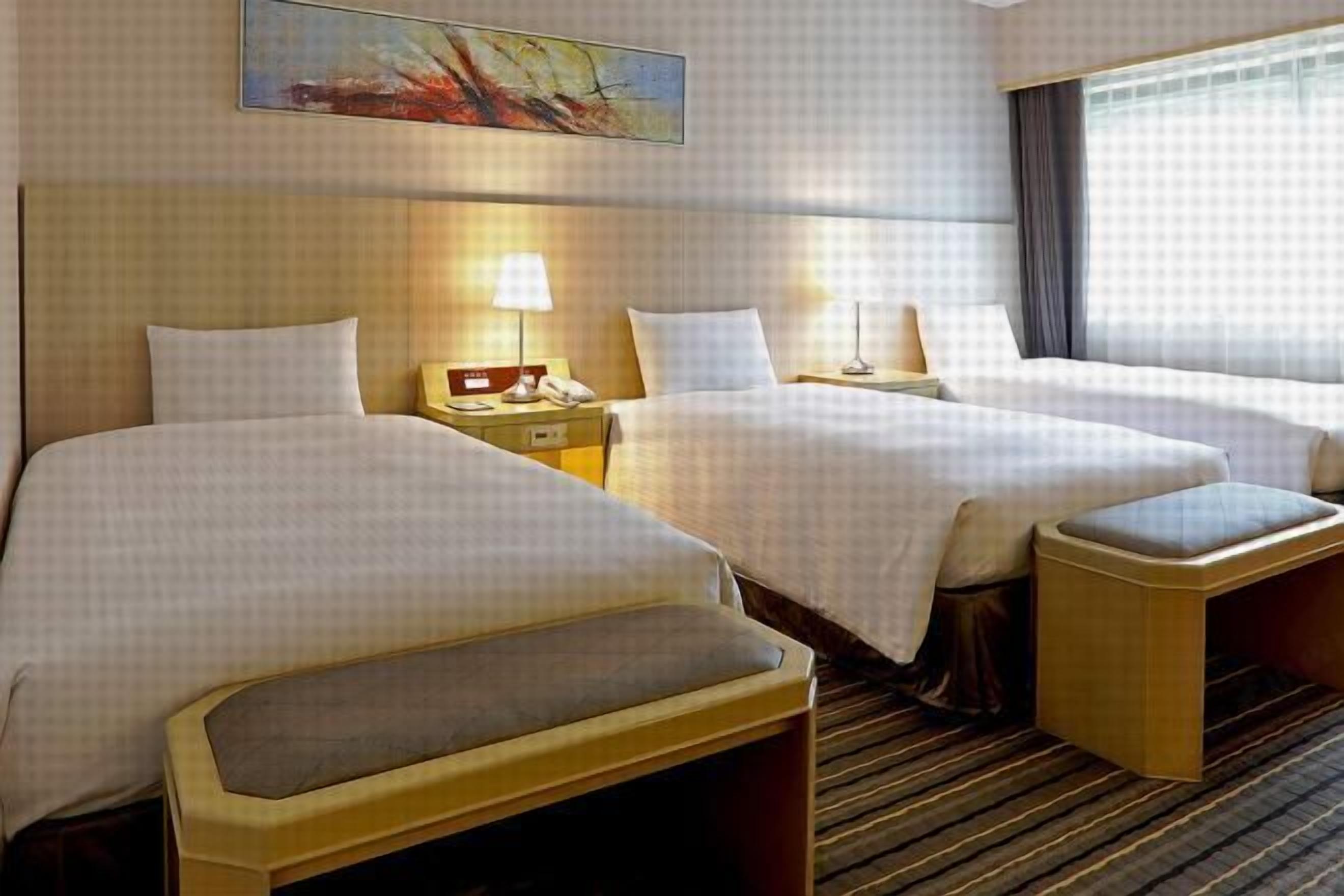 Caja de seguridad en la habitación, cortinas blackout y insonorización 