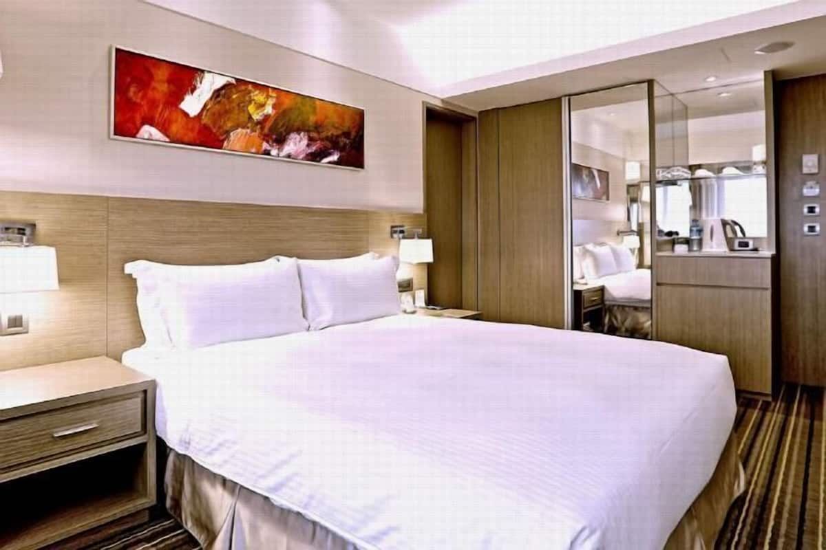 1 bedroom, in-room safe, blackout curtains, soundproofing