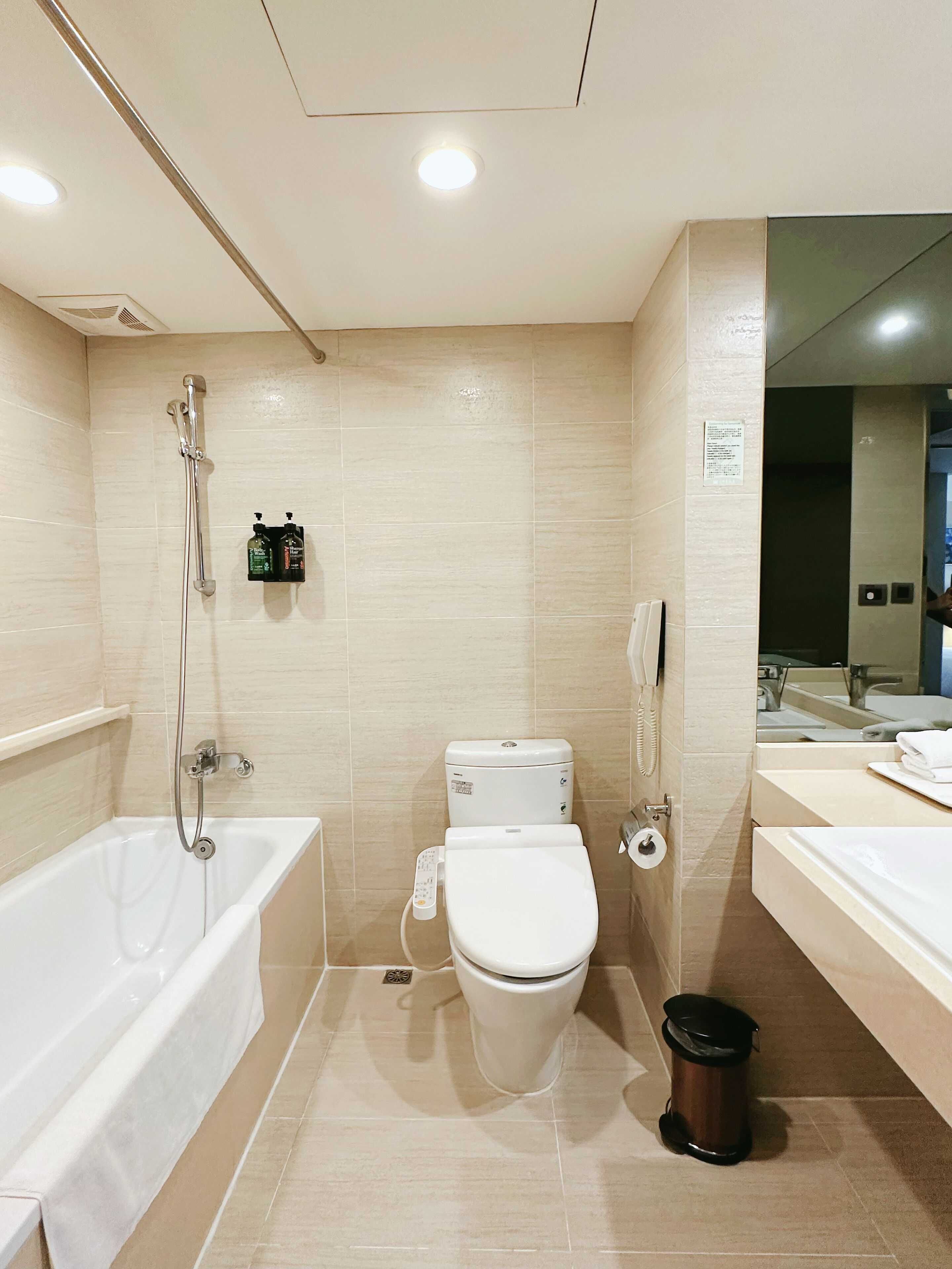 Un baño moderno con bañera, inodoro y ducha.