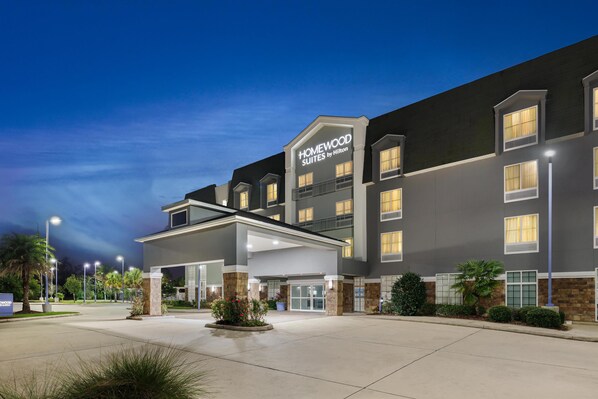 A hotel with a modern design, featuring a covered entrance and multiple floors. - Homewood Suites Slidell (Slidell)