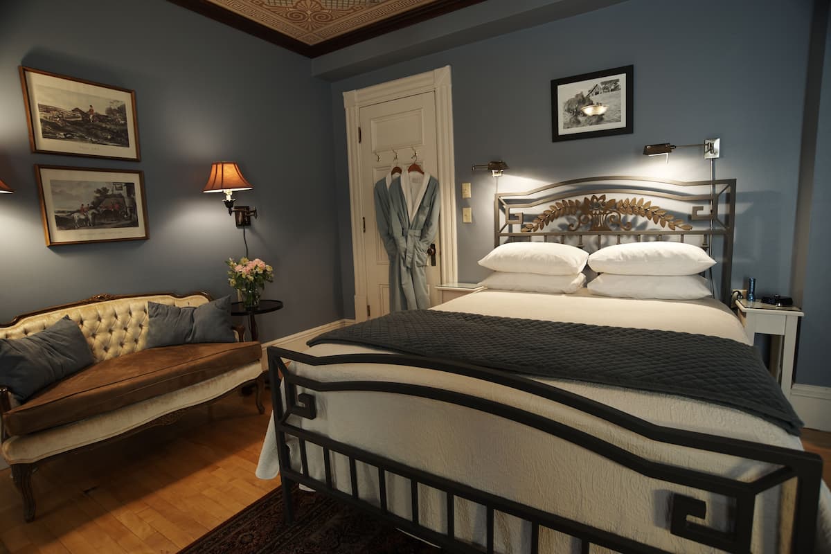 Deluxe Room, 1 Queen Bed, Non Smoking, Garden View