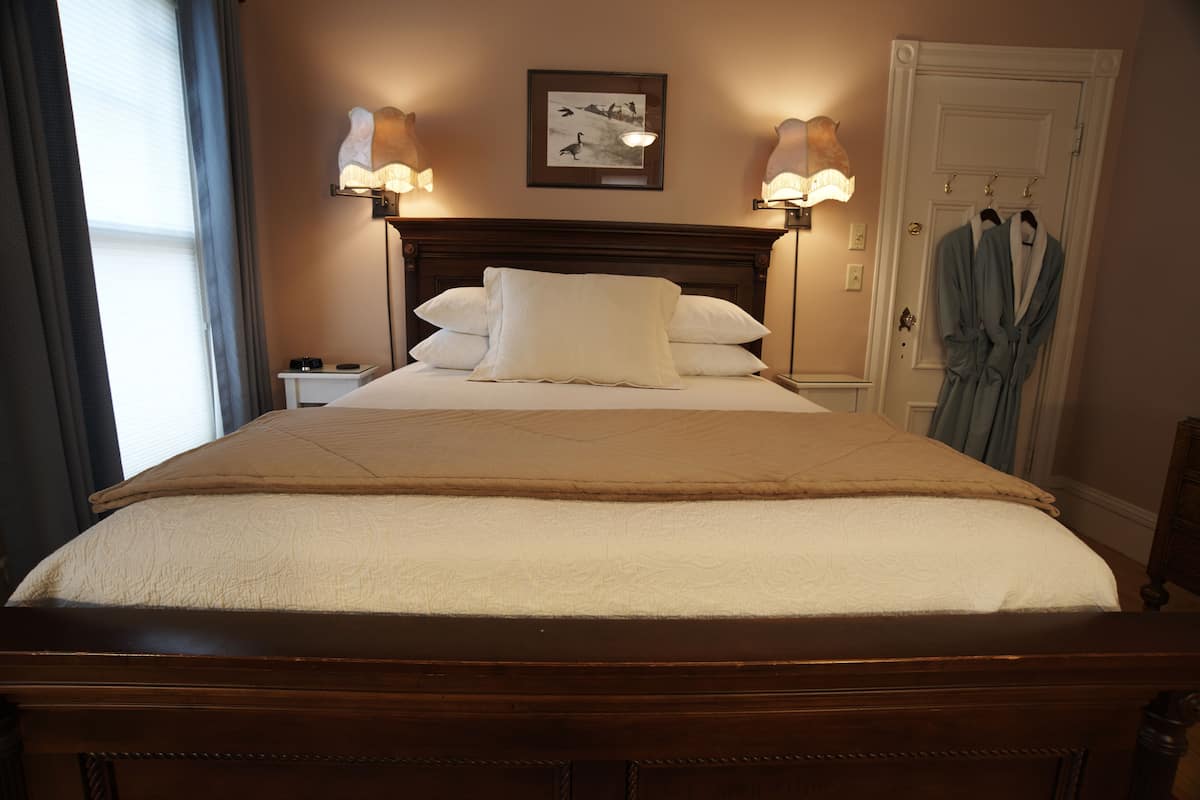 Standard Room, 1 Queen Bed, Non Smoking, Garden View