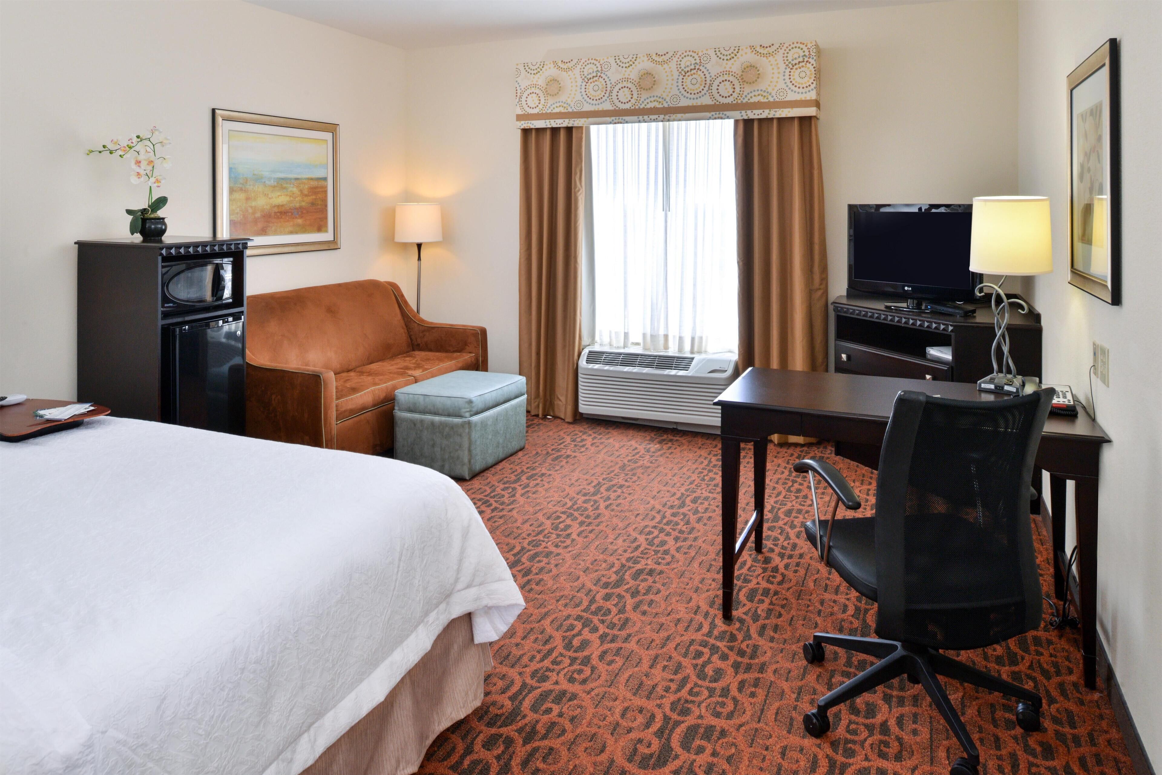 Zimmer, 1 King-Bett und Schlafsofa | Zimmersafe, Bügeleisen/Bügelbrett, kostenlose Babybetten