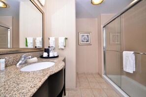 Room, 1 King Bed, Non Smoking | Bathroom
