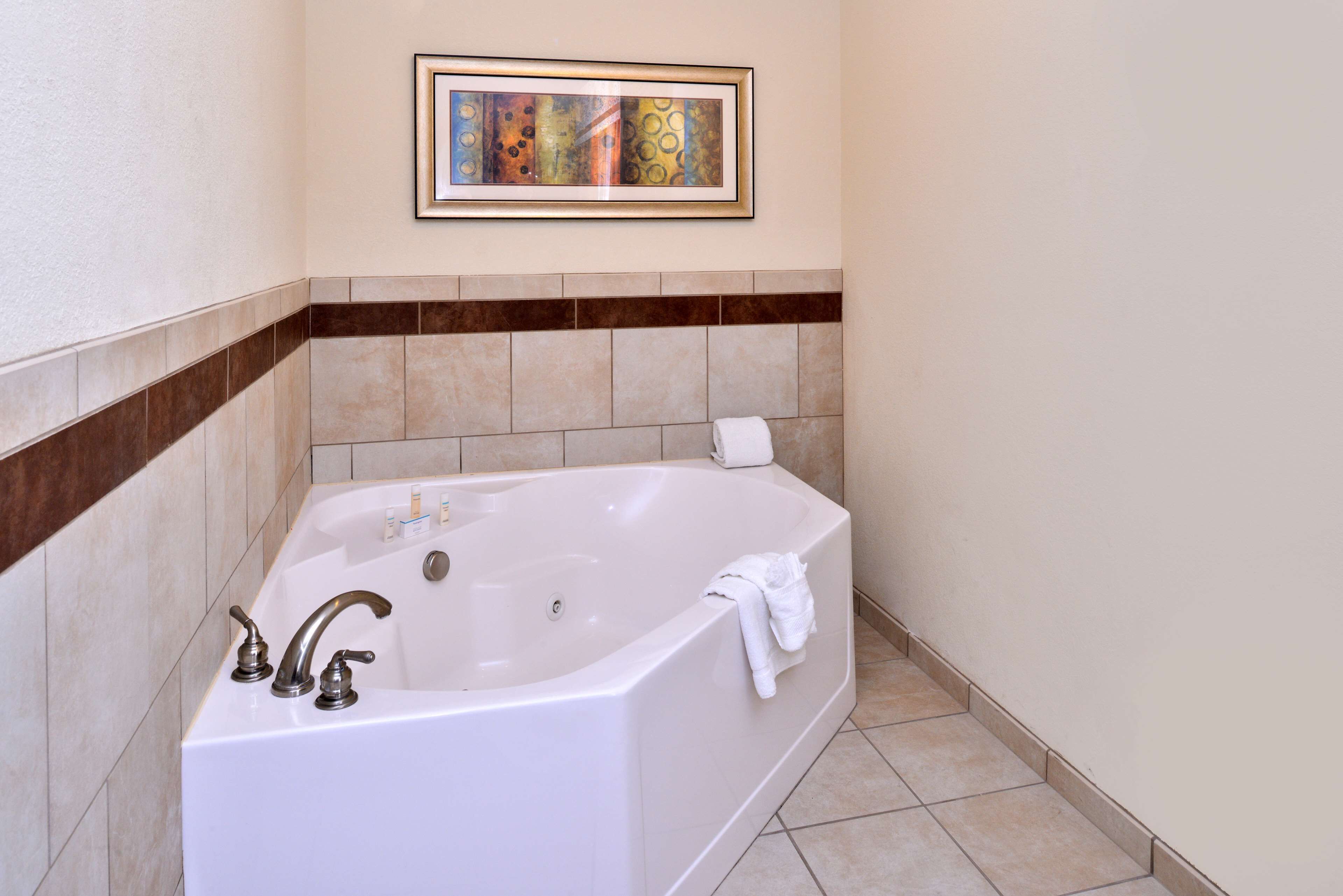 suite, 1 king bed, non smoking | bathroom | combined shower/bathtub, hair dryer, towels