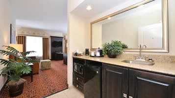 Fridge, coffee/tea maker