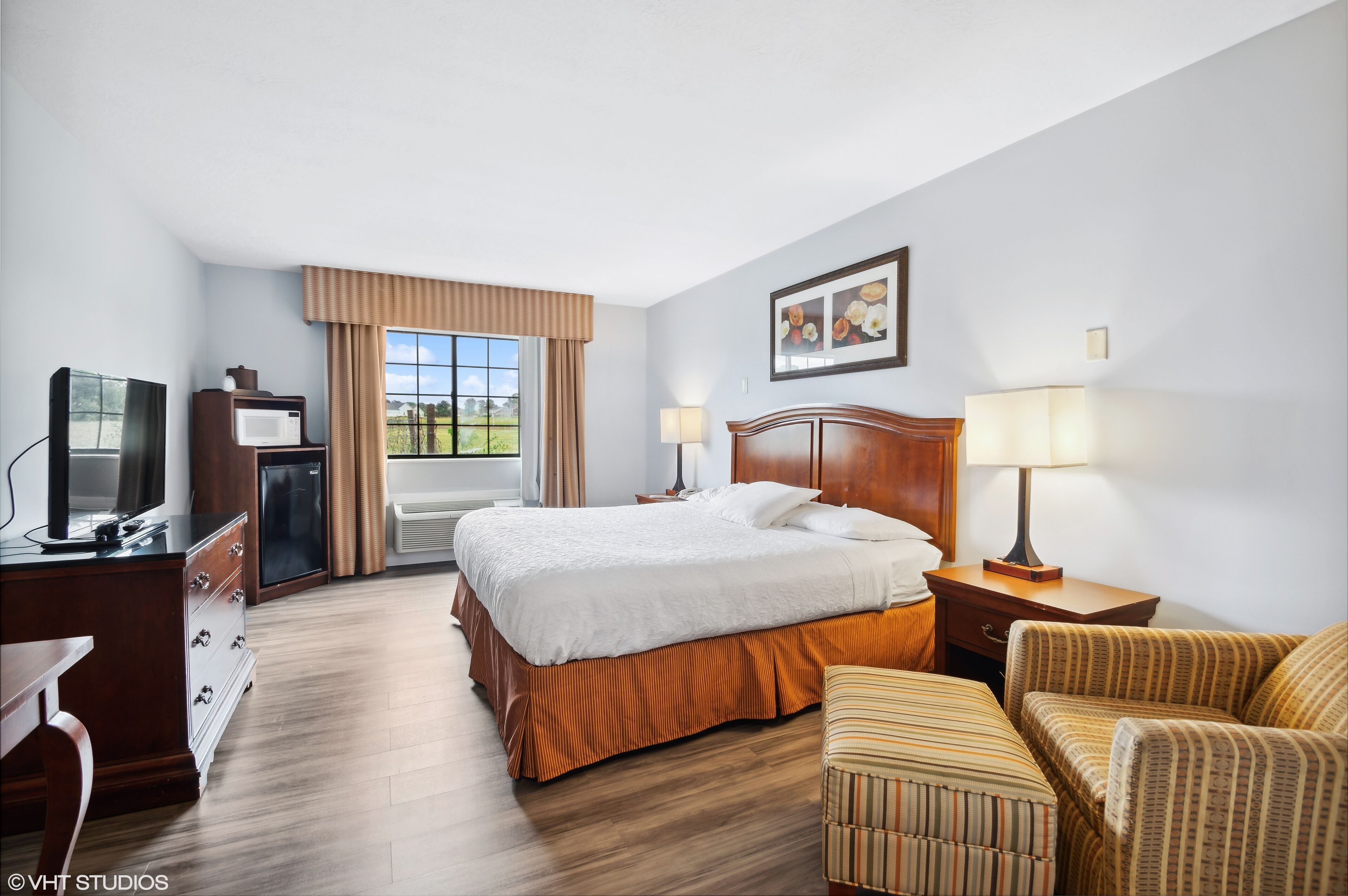 標準客房, 1 張特大雙人床 | 書桌、手提電腦工作空間、遮光窗簾/窗簾、熨斗/熨衫板