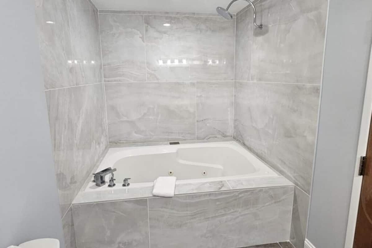 Luxury Room, 1 King Bed | Bathroom | Free toiletries, hair dryer, towels, soap