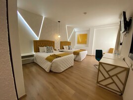 Cubrecamas y caja de seguridad en la habitación