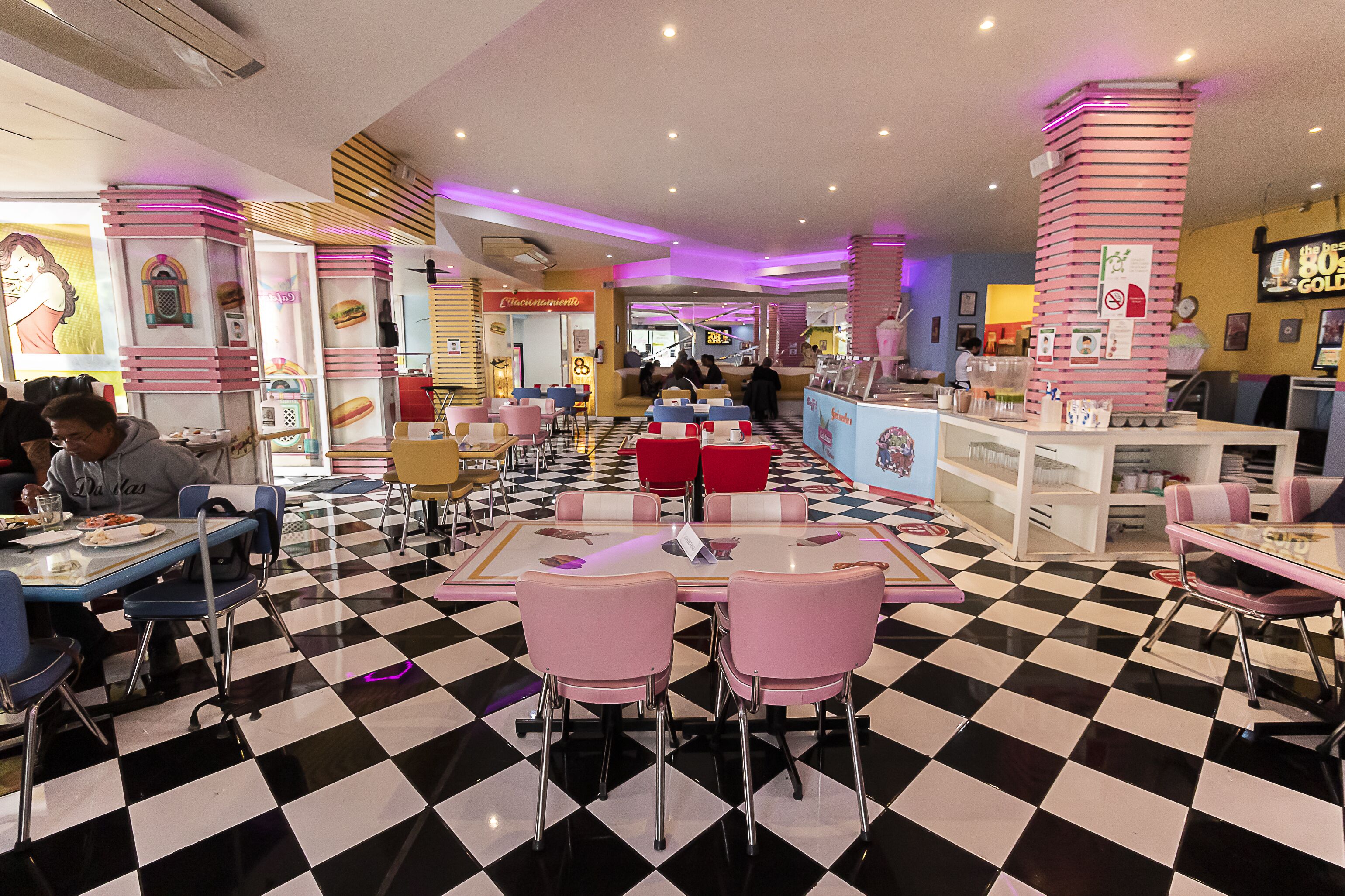 供應早餐、晚餐和早午餐，國際料理