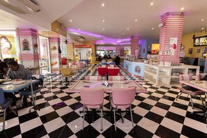 Breakfast, dinner, brunch served; international cuisine  - Hotel Medrano (Aguascalientes)