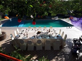 Una piscina al aire libre