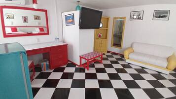 Cubrecamas y caja de seguridad en la habitación