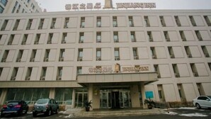A multi-story building with a sign reading "JINJANGINN". - Jinjiang Inn Changchun Exhibition Center (Changchun)