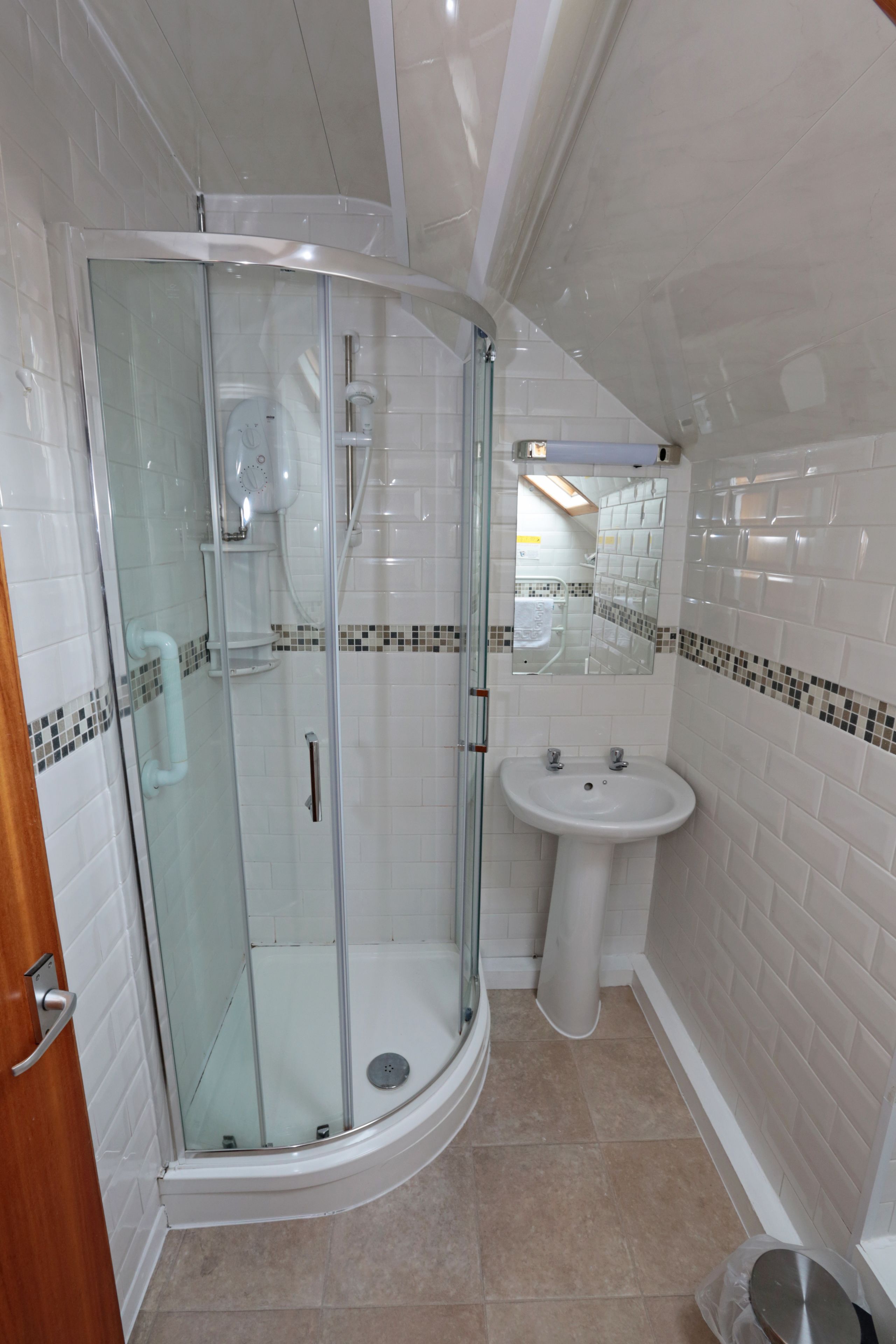 standard single room, 1 single bed | bathroom | shower, rainfall showerhead, free toiletries, hair dryer