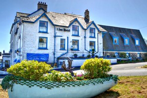 A two-story building with a sign reading "Lion Hotel". - Lion Hotel and Studio Apartments (Criccieth)