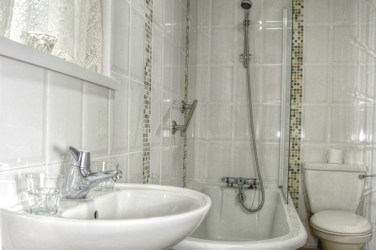 double or twin room, 2 single beds | bathroom | shower, rainfall showerhead, free toiletries, hair dryer