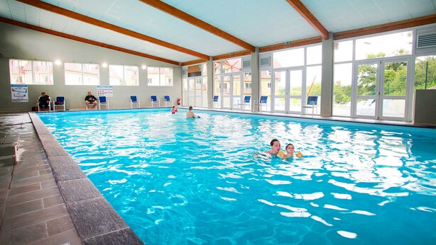 Indoor pool, pool loungers - Résidence Odalys la Ferme de Deauville (Saint-Arnoult)