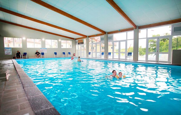 Sisäuima-allas, aurinkotuoleja