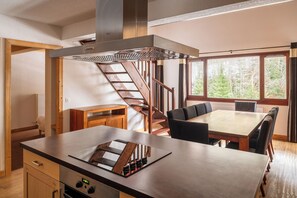 Apartamento, 4 habitaciones | Cocina privada | Frigorífico, microondas, cafetera o tetera y hervidor eléctrico