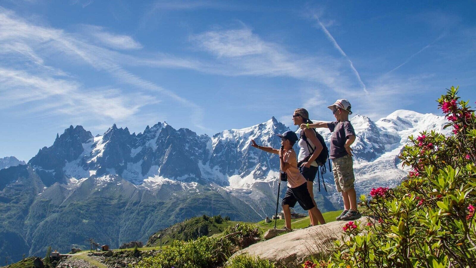 Een bergachtig landschap met wandelaars.