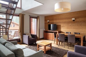 Duplex, Multiple Beds (2 Bedrooms) | Living area