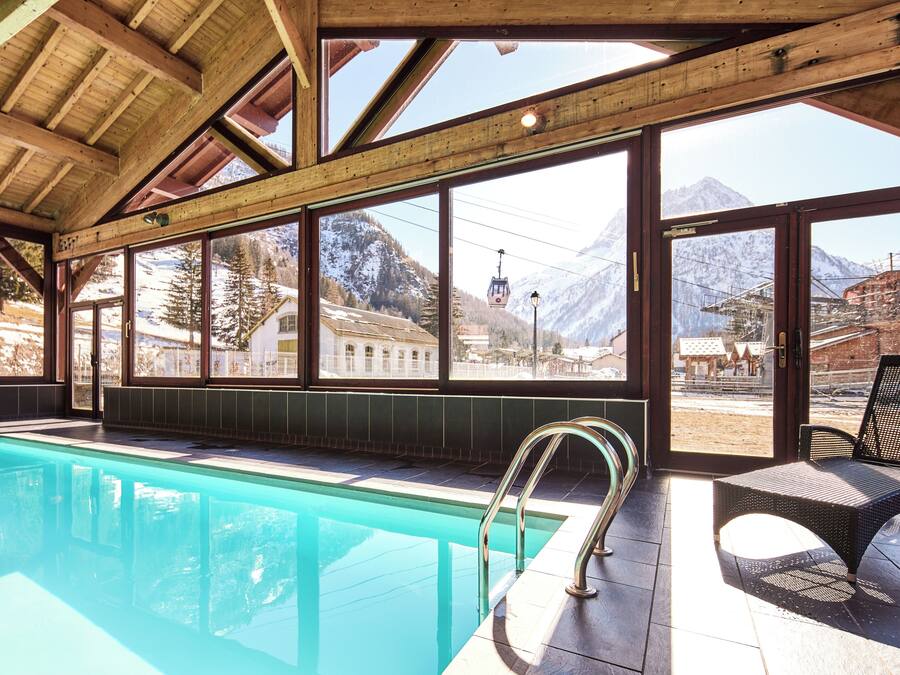 Una piscina cubierta