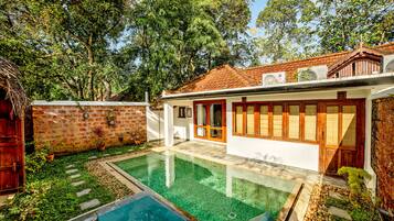 Lake Front Pool View | 1 bilik tidur, peralatan tempat tidur premium, bar mini