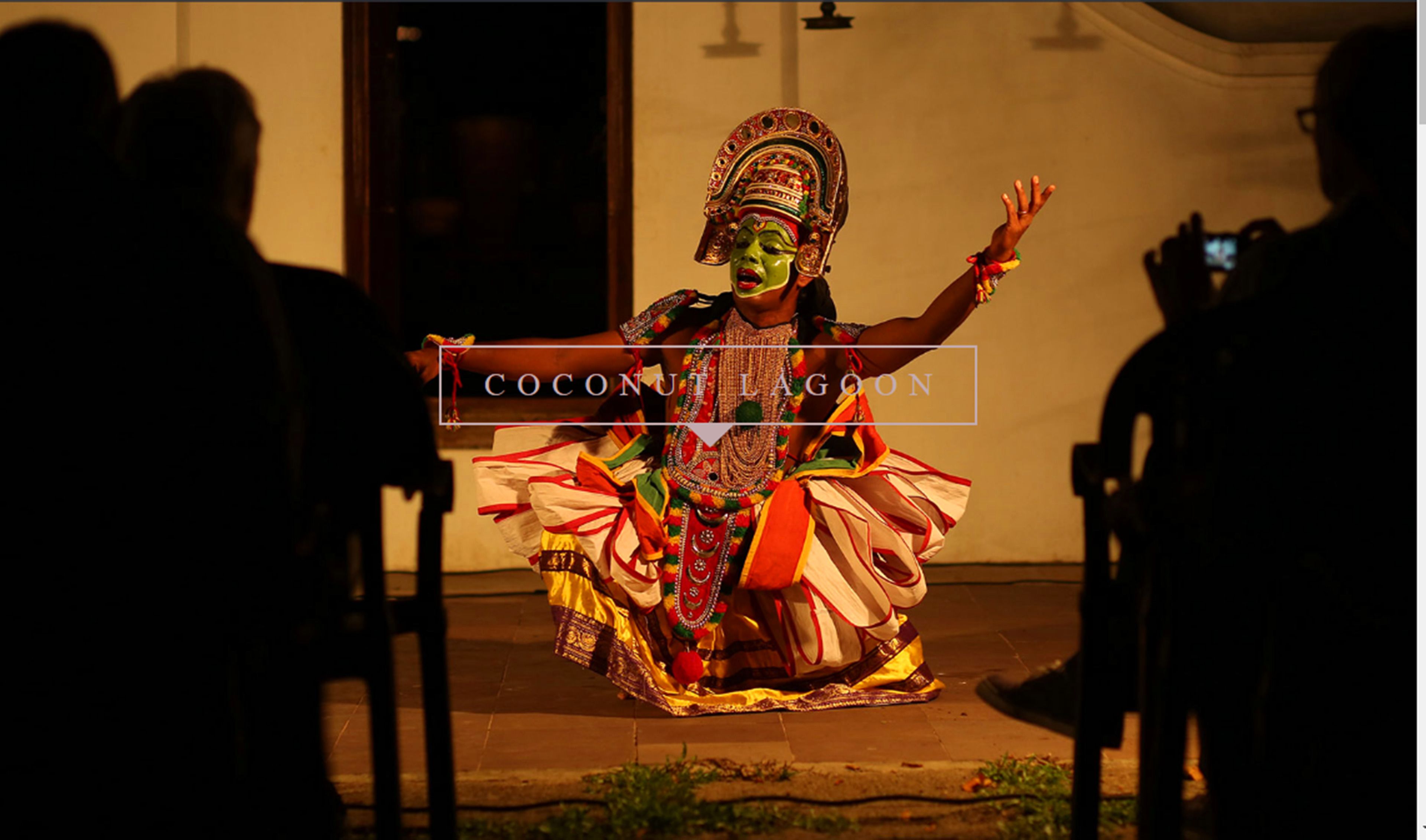 Una persona vestida con traje tradicional actuando frente a un público.