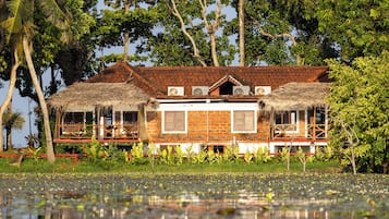 Lake Front Pool View | Ropa de cama de alta calidad y minibar