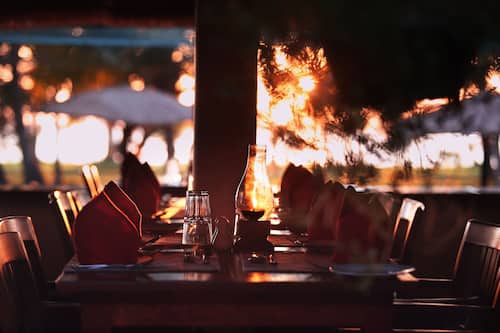 2 restaurants; breakfast, lunch and dinner served