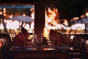 2 restaurantes; se sirve desayuno, almuerzo y cena; cocina india