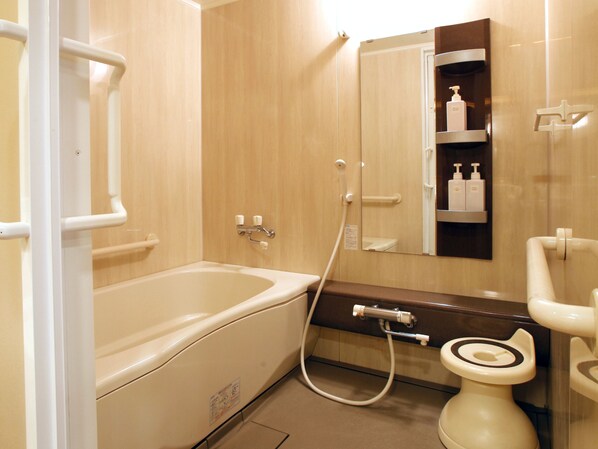 A bathroom with a bathtub, a toilet, and a shower. - Gion Shinmonso (Kyoto)