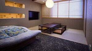 A room with a bed, a table, and a TV. - Gion Shinmonso (Kyoto)